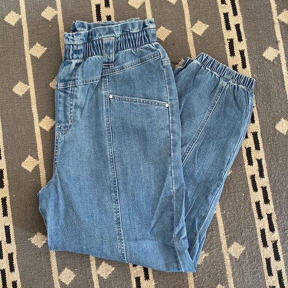 Frayed Jogger Jeans - Picture 6 of 9